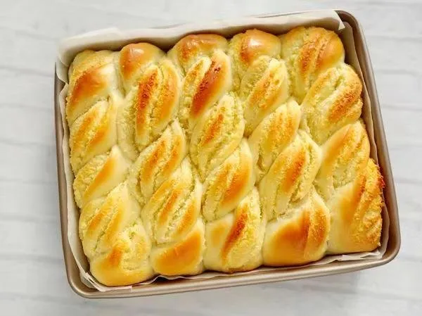 椰蓉+面包=绝配 用料 中种 · 高筋面粉 175克 · 清水 105克 · 耐高糖酵母 1.8克 · 蛋清（可不放，少加一点点水） 18克 主面团 ·